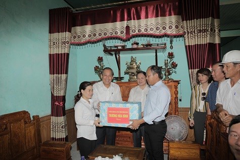Phó Thủ tướng Thường trực Chính phủ thăm ngư dân Quảng Bình bị thiệt hại do sự cố môi trường - ảnh 2